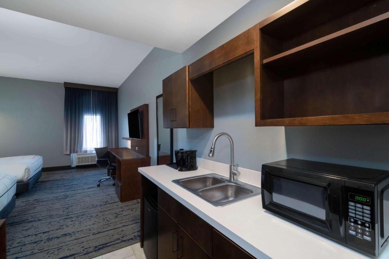 La Quinta Inn & Suites By Wyndham Louisville Ne - Old Henry Rd Екстер'єр фото