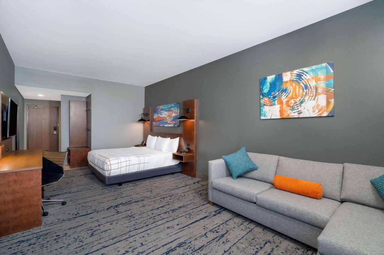La Quinta Inn & Suites By Wyndham Louisville Ne - Old Henry Rd Екстер'єр фото